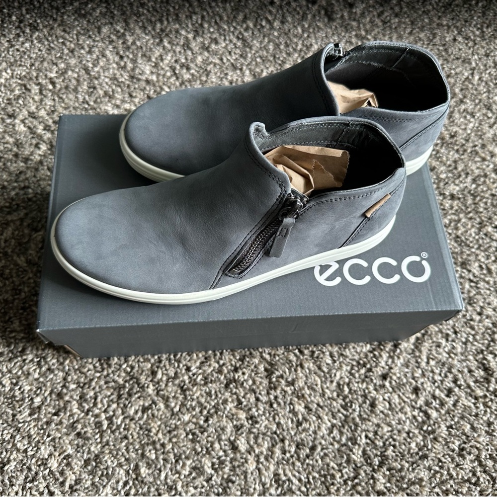 ECCO Soft 7. Women's Nubuck Zip Bootie. Size 6.5 - Picture 3 of 12